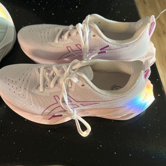 ASICS Novablast size 9.5 never worn!! - Picture 3 of 6